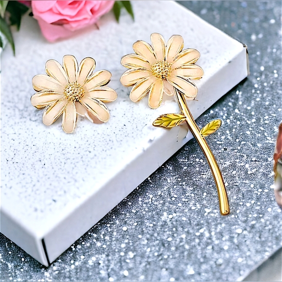 Gold-plated mismatched flower daisy earings with silver post BOGO - Picture 1 of 13